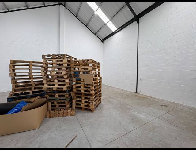 207M² WAREHOUSE TO LET IN FIRGROVE INDUSTRIAL ESTATE